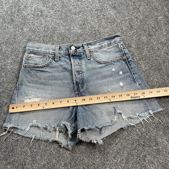 Levi's Denim Shorts Women's Size 27 Medium Wash Frayed Hem Jorts Distress Thrash - Picture 6 of 11